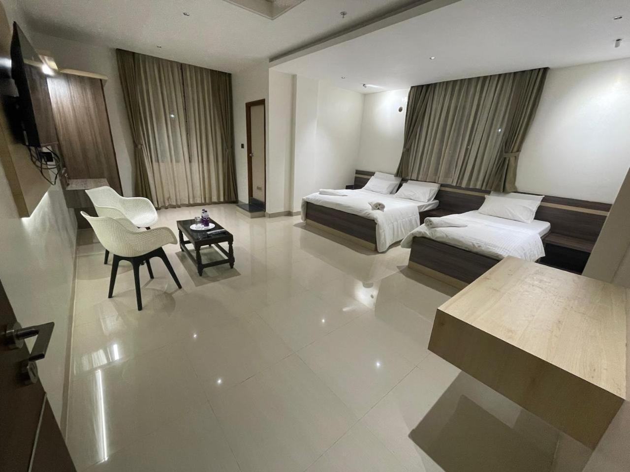 Model Grand Inn Bellary Exteriér fotografie